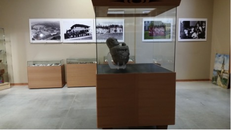 Photo: A. Holland The Sechelt Image as the centrepiece of the display room. 